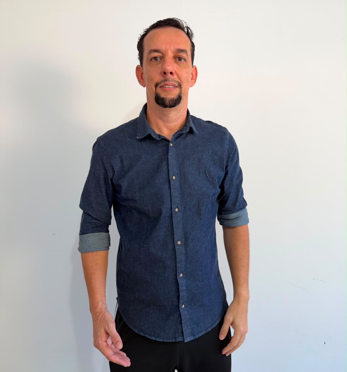 Fundador do Instituto Fábio Ferreira Neto ao lado da identidade visual da instituição