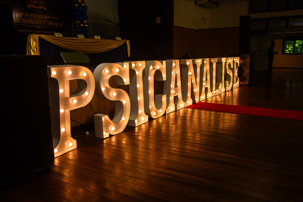 Letreiro luminoso de formatura em Psicanálise Clínica do Instituto